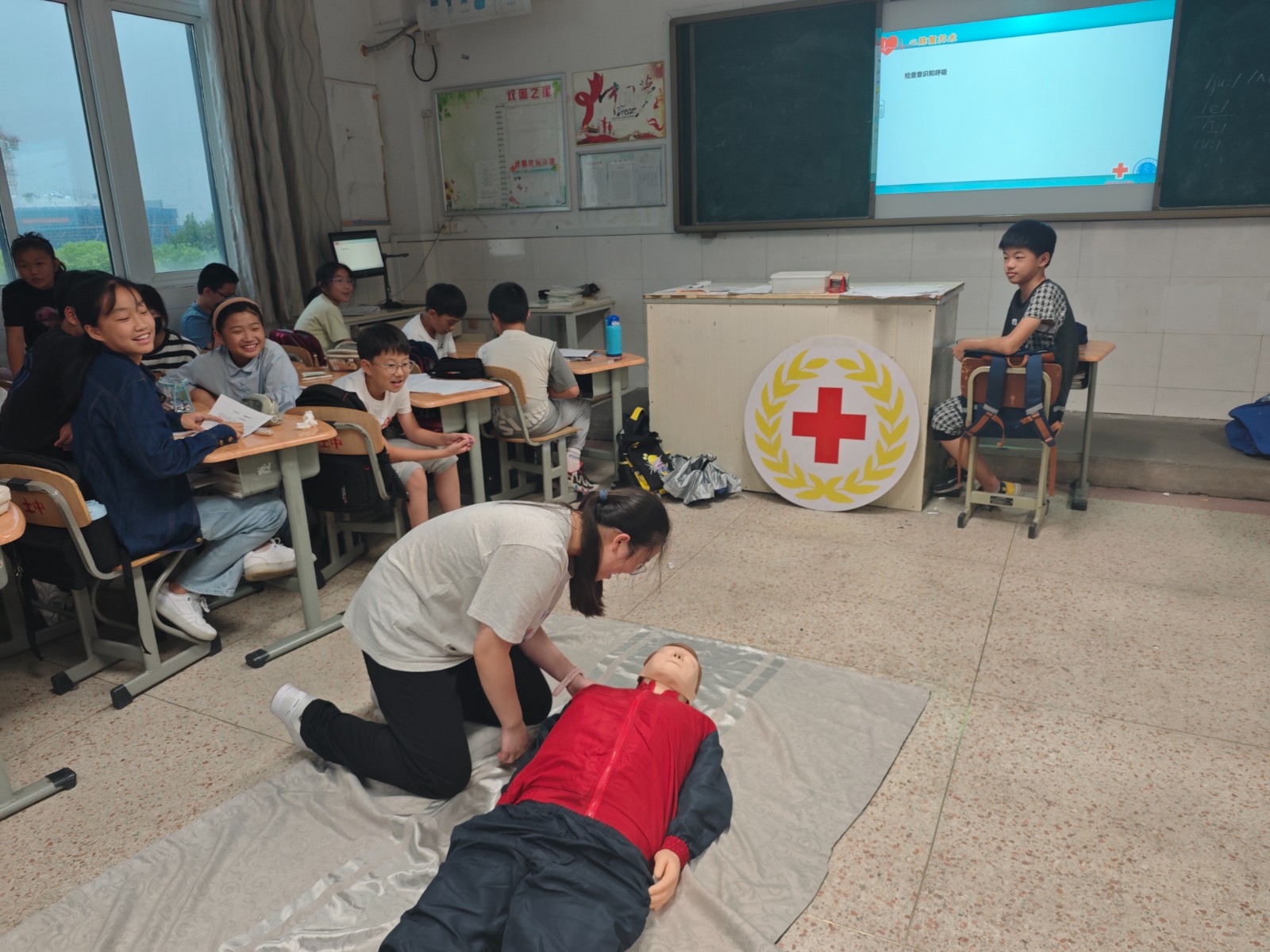 南京市江宁区土桥初级中学红十字会开展世界急救日宣传活动4.jpg