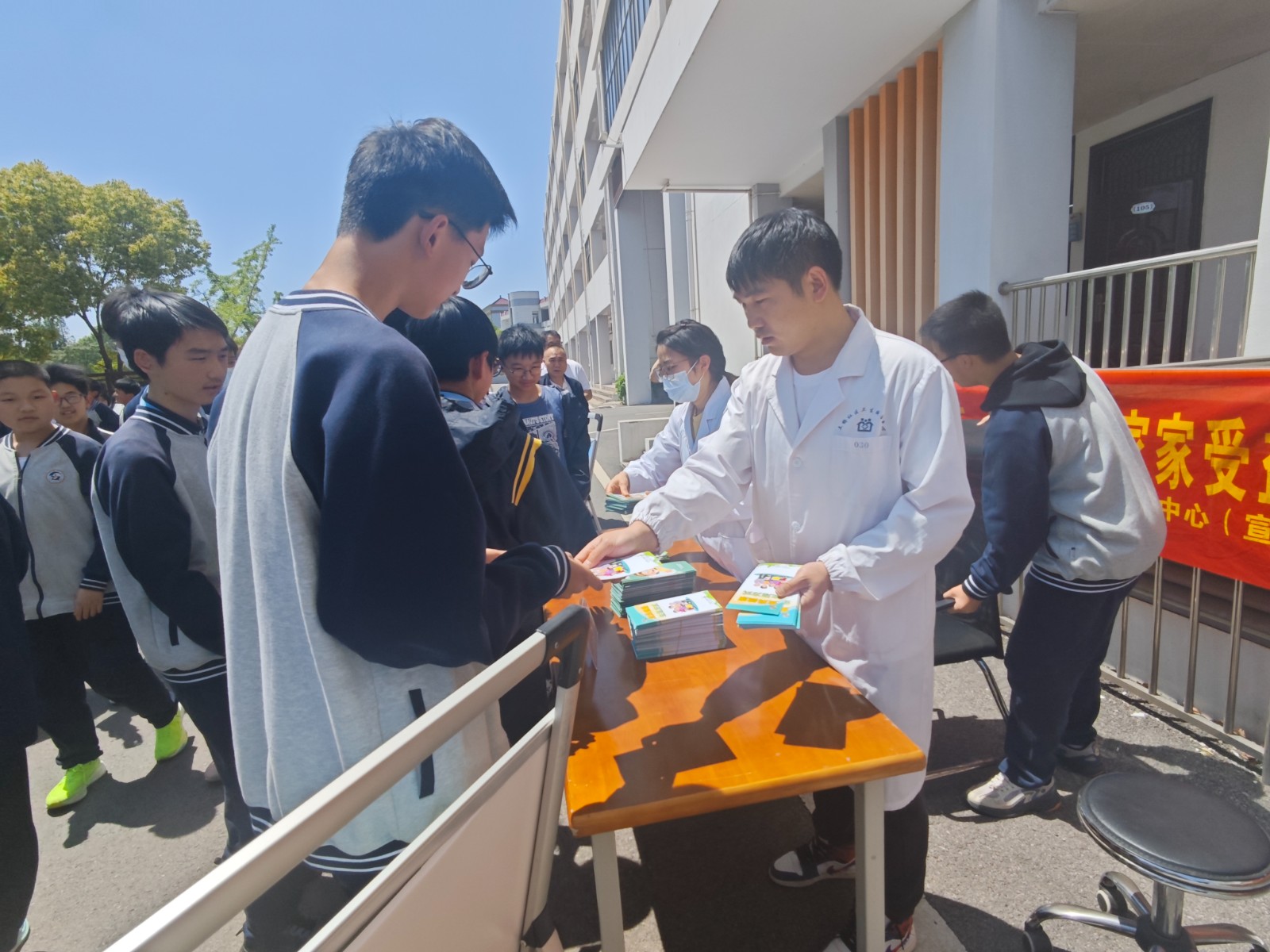 南京市江宁区土桥初级中学开展爱国卫生月宣传活动3.jpg