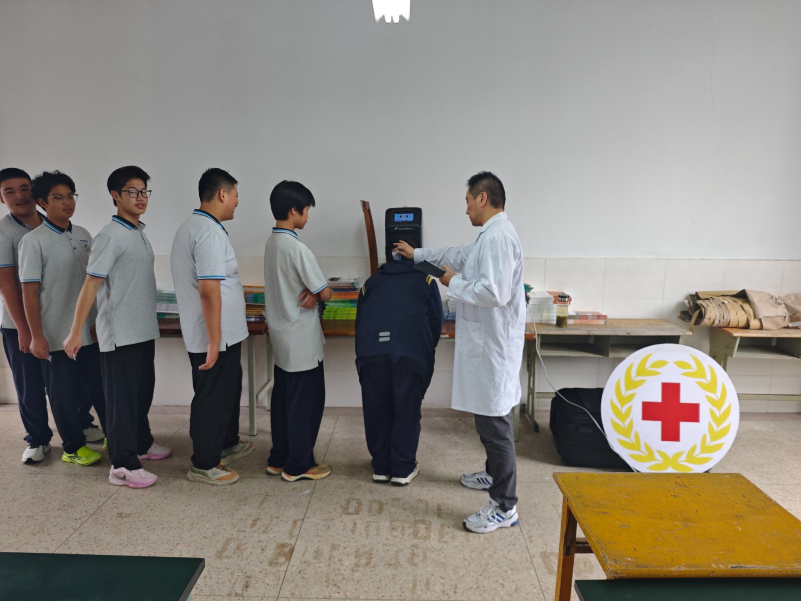 南京市江宁区土桥初级中学红会开展防近月宣传活动3.jpg